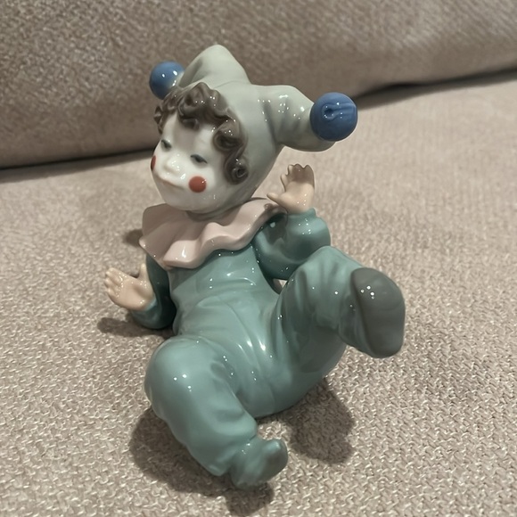 Nao by Lladro Boy Jester Clown 5” long - Picture 3 of 5